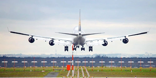 Dalend of opstijgend vliegtuig aan de landingsbaan