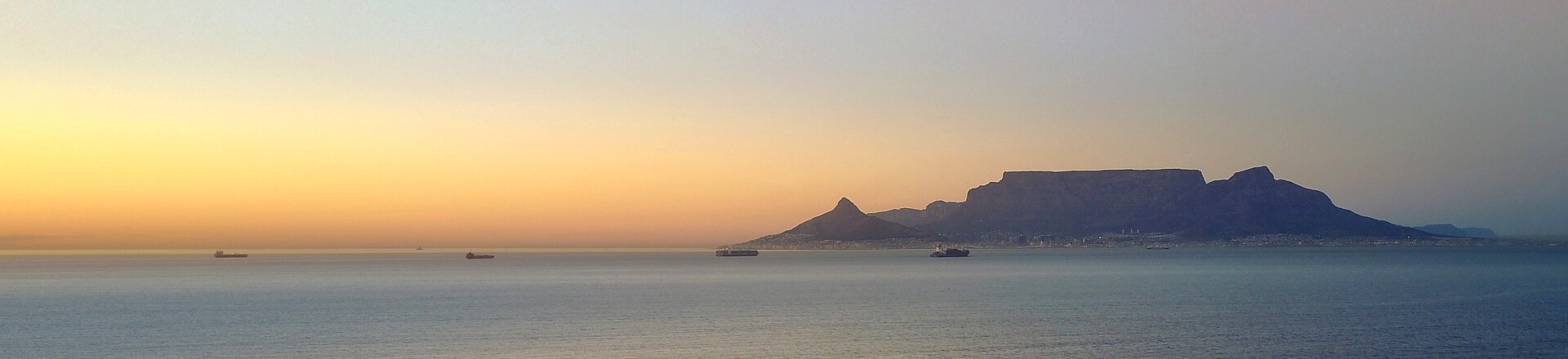 De Tafelberg in Kaapstad vanop zee, tijdens een citytrip met bootvaart